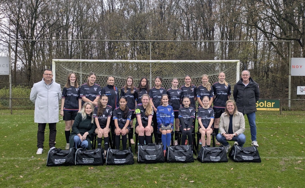 SVHV Dames 17-1 met de nieuwe Bongers Infra-sporttassen