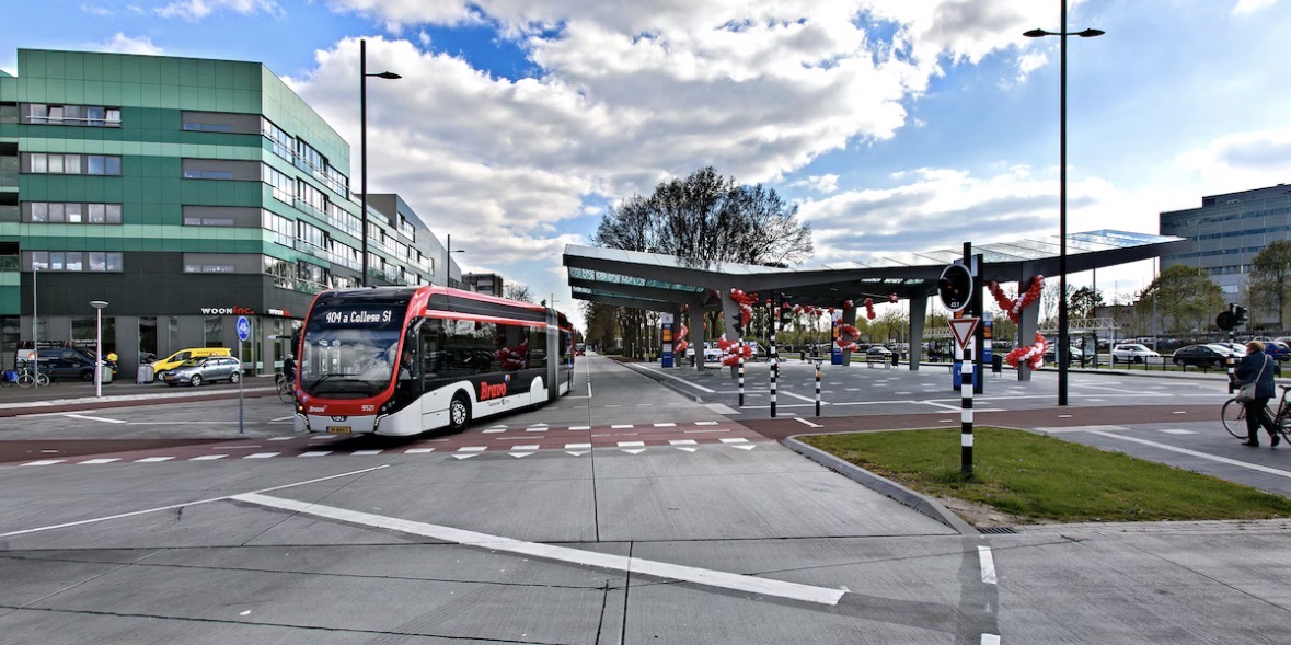 HOV3-busbaan in Eindhoven met bus en haltevoorziening