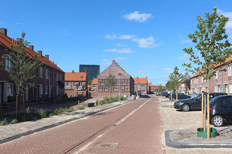Vernieuwde openbare ruimte met woningen, bestrating en groen in de Kolpingbuurt in Nijmegen