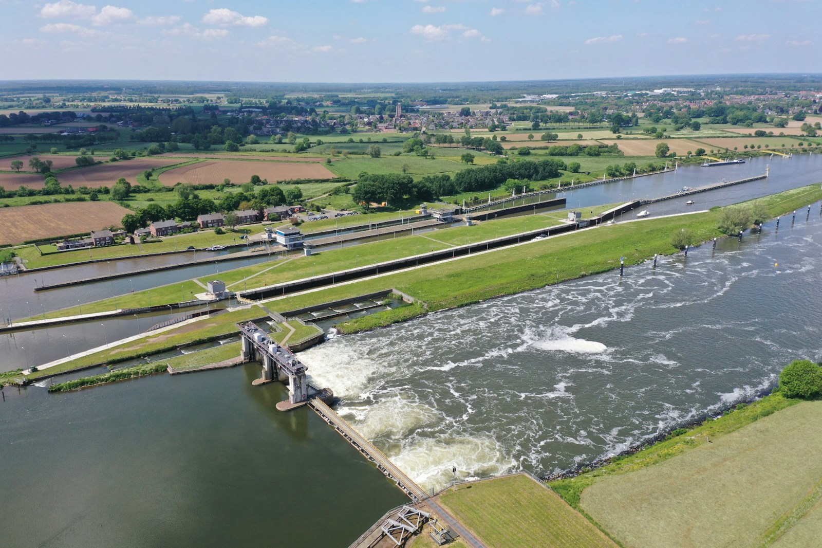 Luchtfoto van het sluis- en stuwcomplex Sambeek aan de Maas