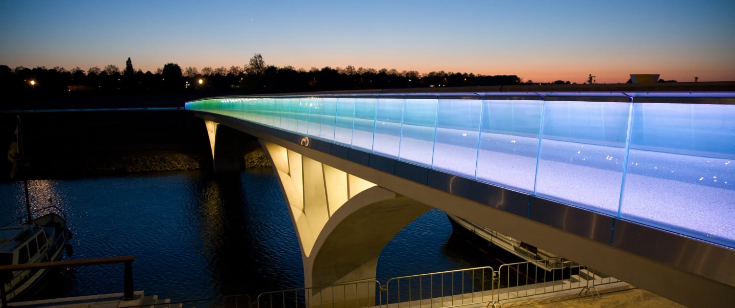 De verlichte fiets- en voetgangersbrug De Weerdsprong in Venlo
