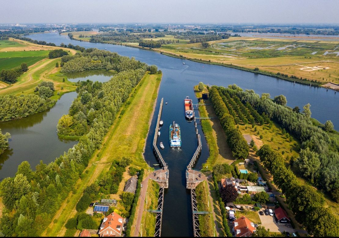 Luchtfoto van de Wilhelminasluis bij Andel met een werkschip in de sluiskolk
